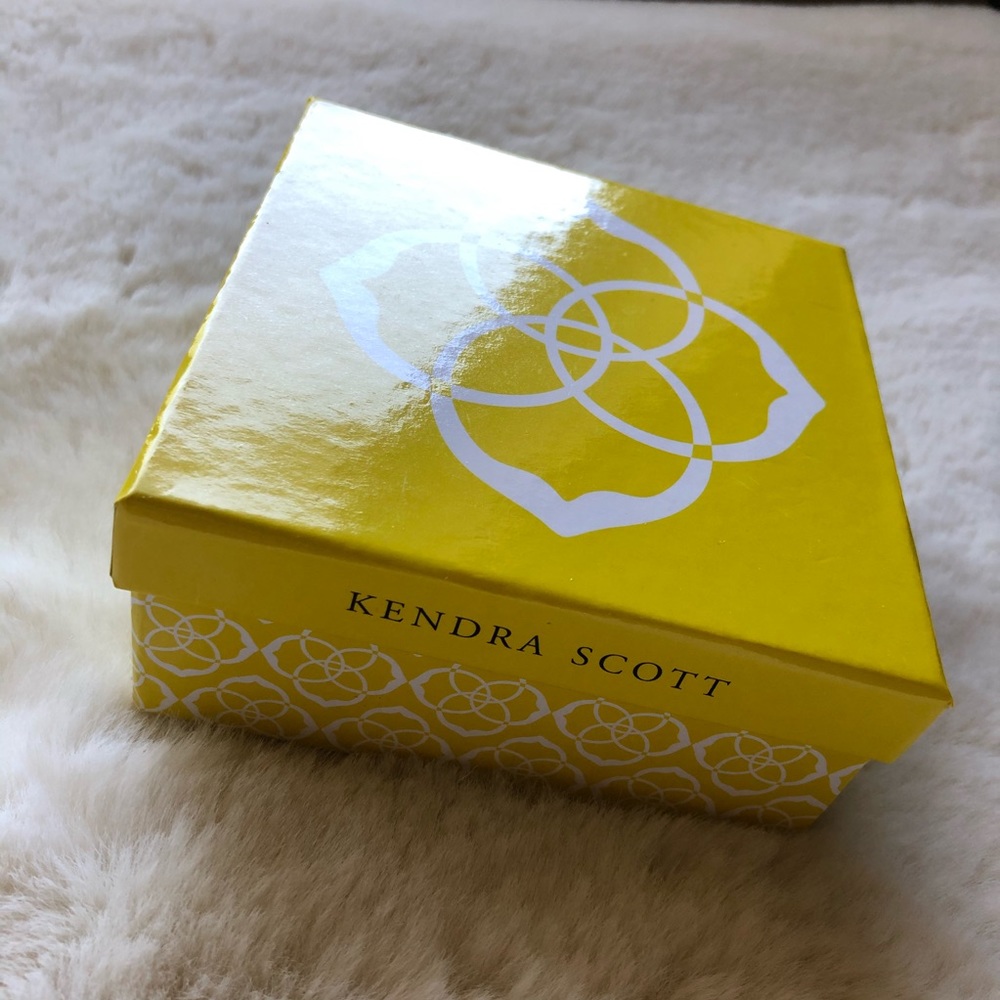 RARE: Kendra Scott Aragon White Marble Earrings - Picture 4 of 6